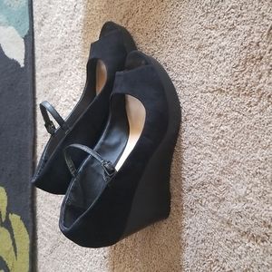 R2 black suede wedges